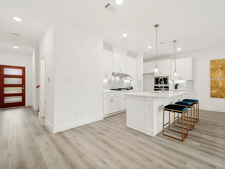 5609 Woodlands Dr — Photo 3