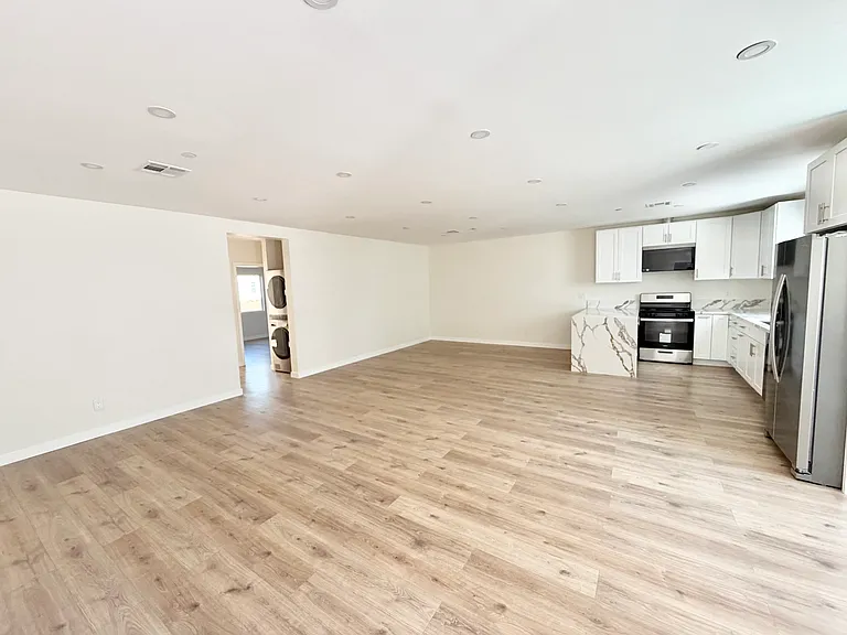 10639 Whitegate Ave — Photo 3
