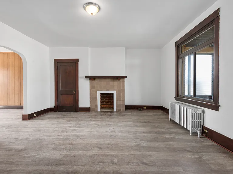 326 Anthony St — Photo 5