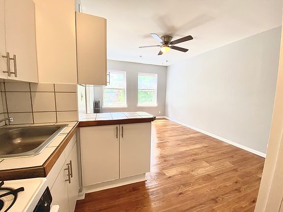 2nd image of 4031 N Kenmore Ave APT 302