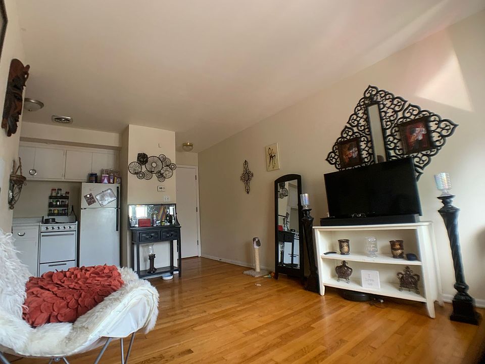 1st image of 1466 N Farwell Ave #15
