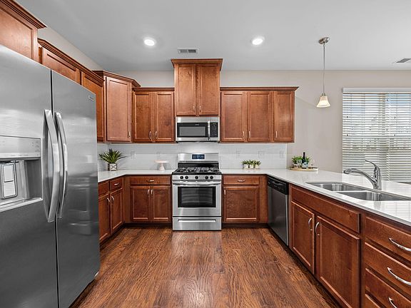 5th image of 1001 Epiphany Rd