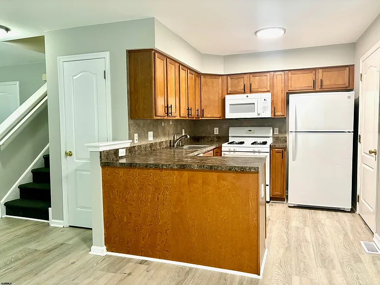 27 Oyster Bay Rd #G — Photo 11