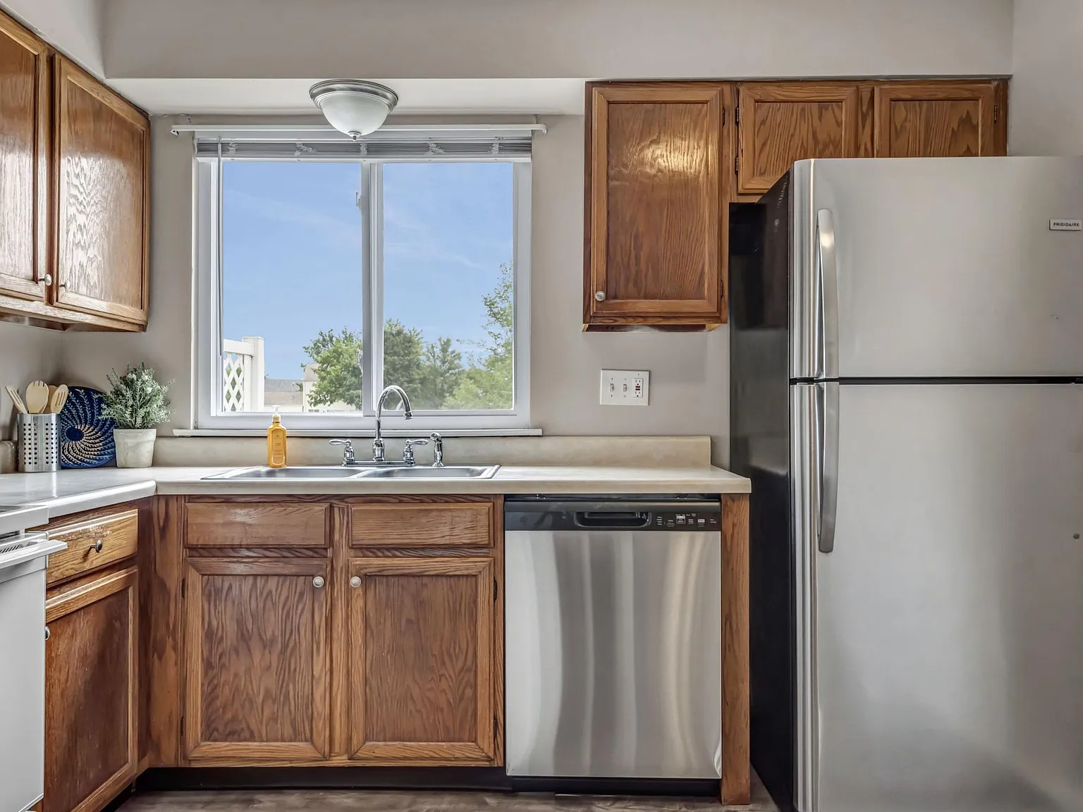 3 bed, 2.5 bath, 1300 sqft, $2,200 — Photo 3