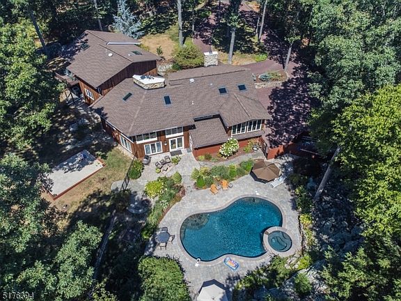 5th image of 24 Twin Hills Dr