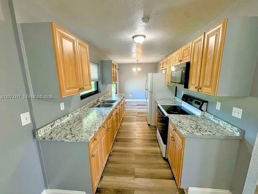 3 bed, 2.0 bath, 1192 sqft, $1,800 — Photo 2