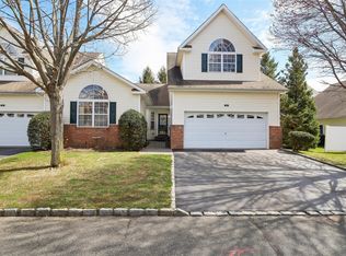 2 Shelly Ln, Mount Sinai, NY 11766