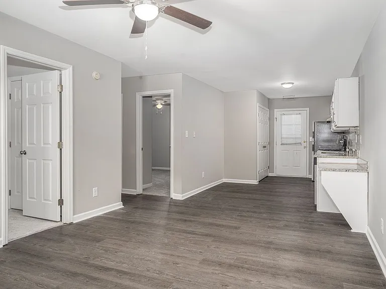 111 N Wheeless Dr — Photo 2