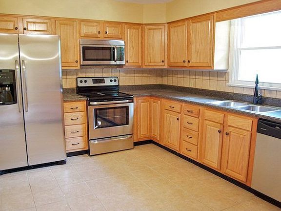3rd image of 345 Somerset Ct