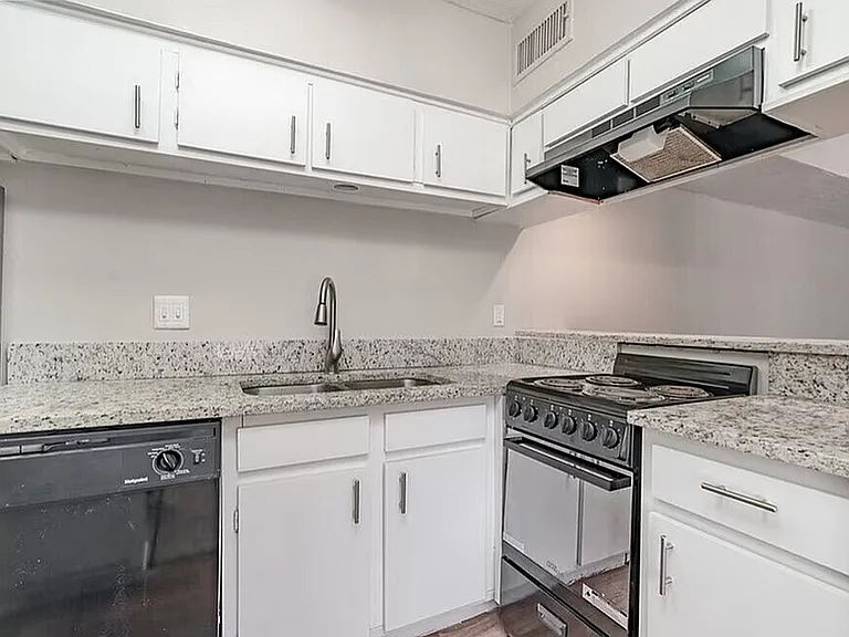 A1 - 1BD, 1BA - 625SF - Kitchen