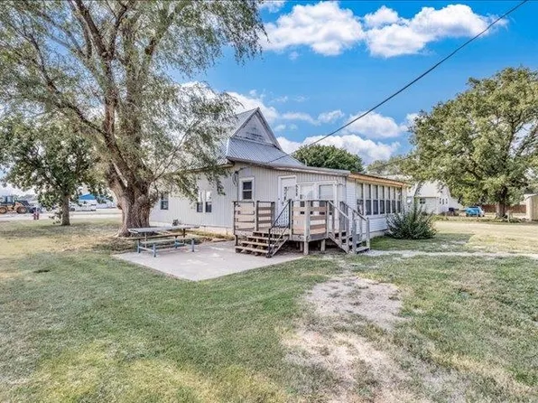 528 S Ohio St, Mount Hope, KS 67108