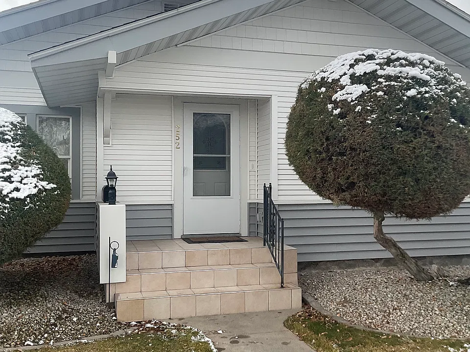 252 6th Ave E