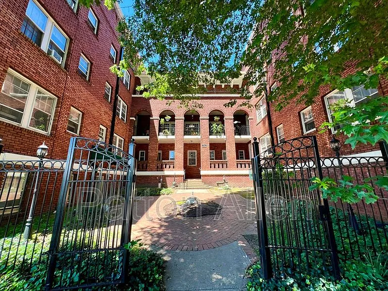 116 E Chestnut St #16 — Photo 22