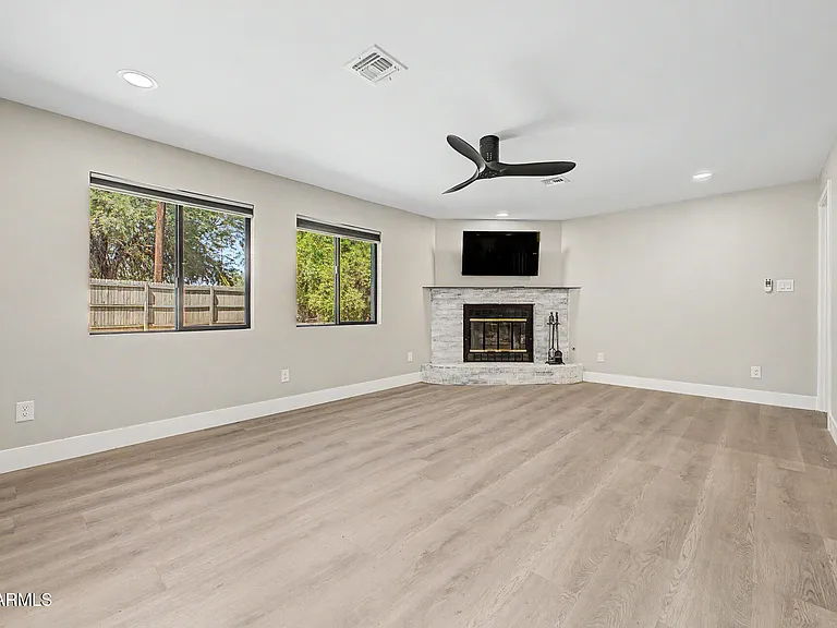 238 W Alice Ave — Photo 10