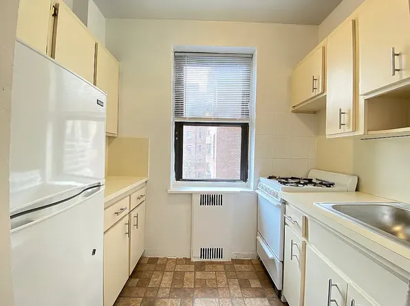 83-14 Lefferts Boulevard image 1 of 8