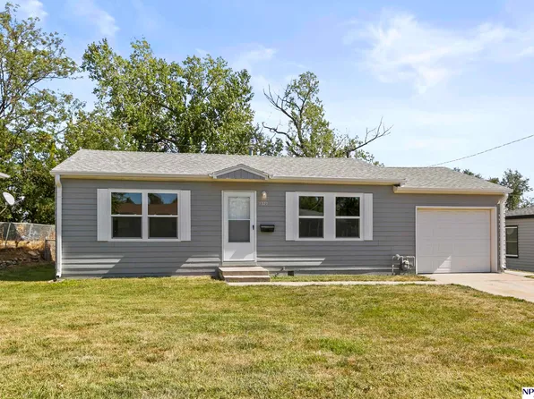 7327 La Vista Dr, La Vista, NE 68128