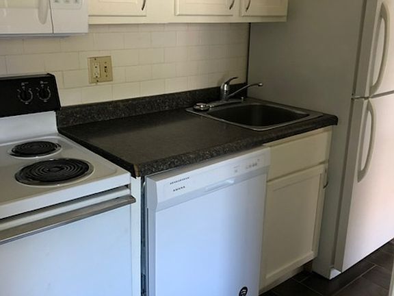 2nd image of 618 S Van Buren St APT 5
