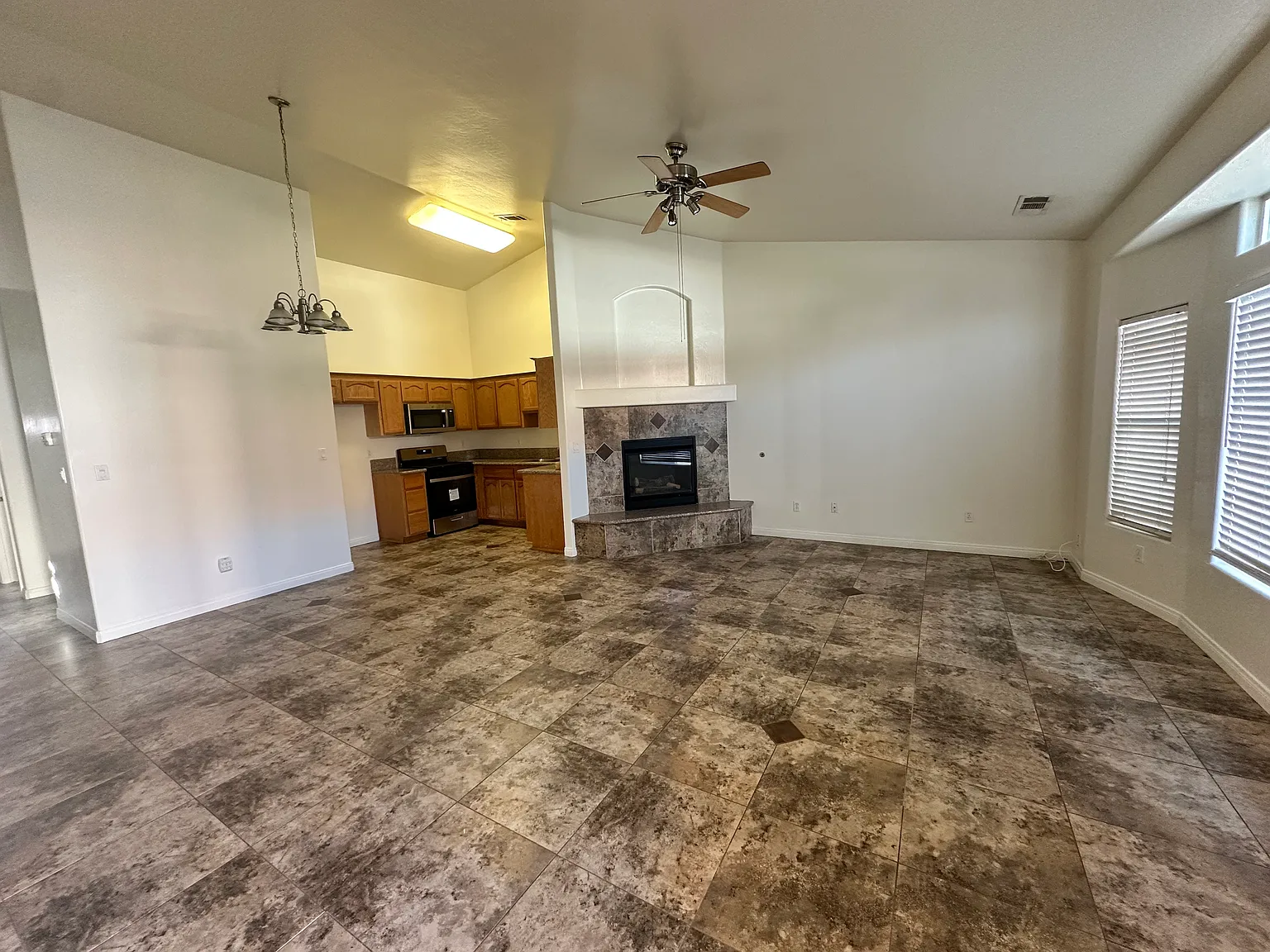 3 bed, $1,900 — Photo 4