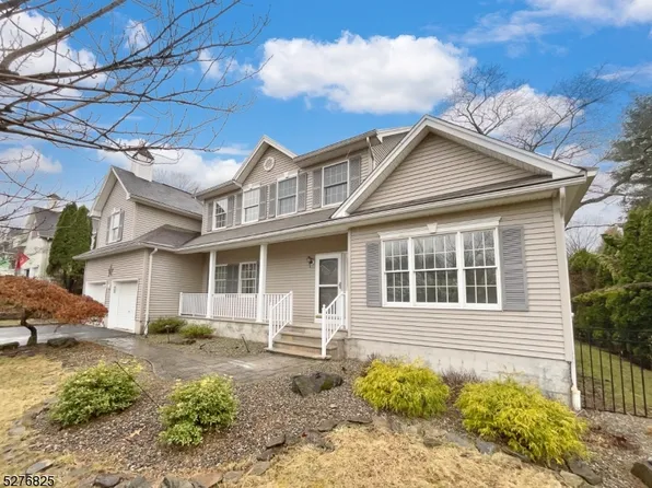 17 Fieldstone Dr, Clinton Town, NJ 08809
