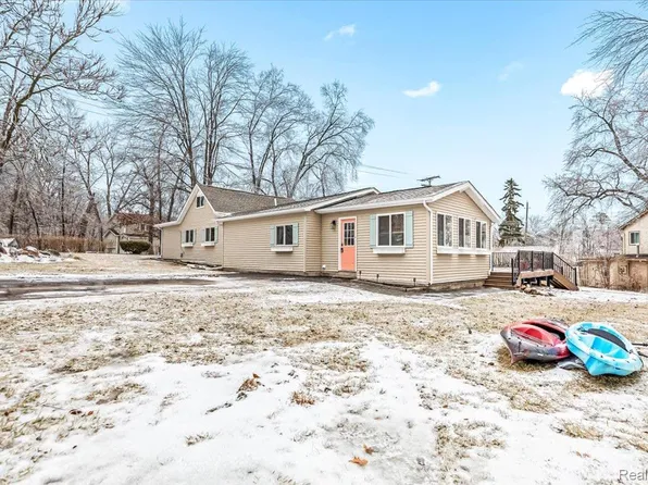 9115 Gale Rd, White Lake, MI 48386