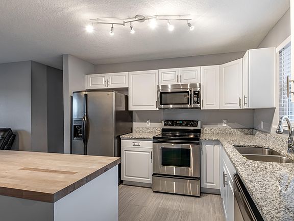 5th image of 2563 Stratford Dr