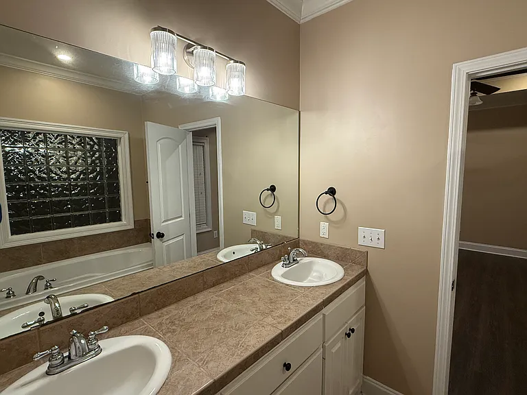644 Huntington Dr — Photo 17