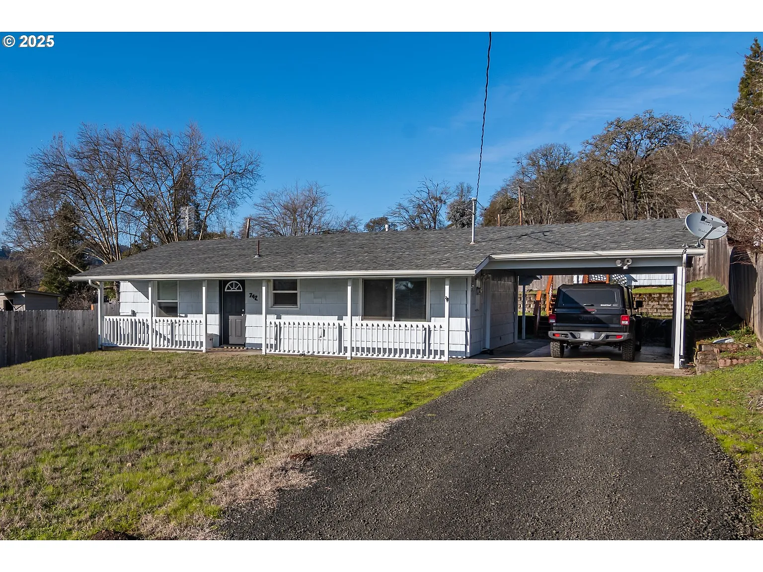 742 Meadow Ave photo 1
