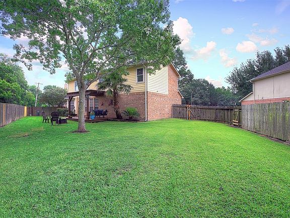 4th image of 215 Water Oak Dr