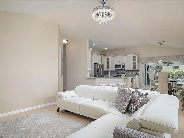 2250 Grove Dr — Photo 4