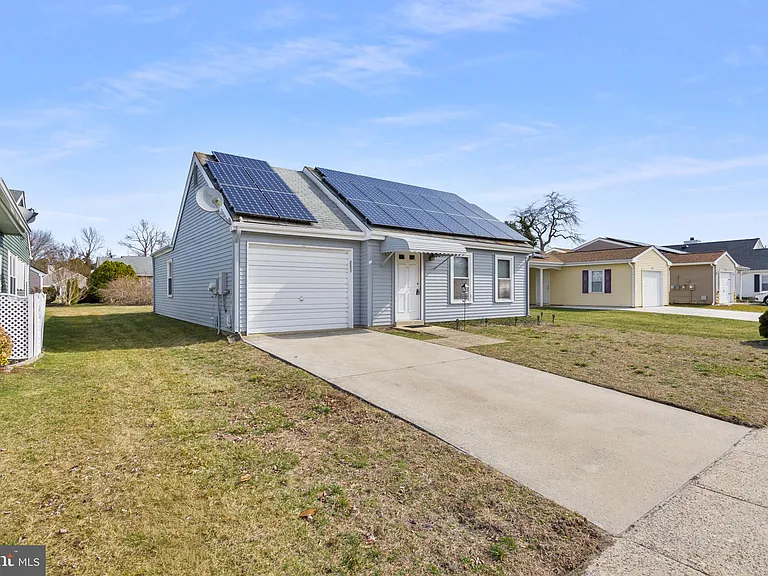 224 Huntington Dr — Photo 2
