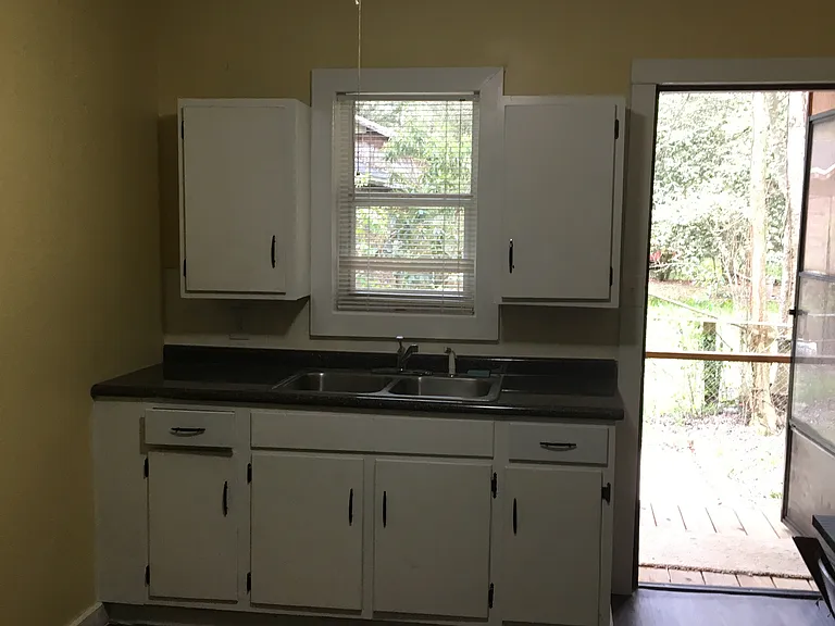 Bishop Phillips Ave — Photo 15