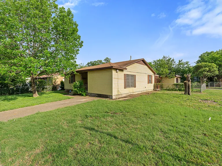 1302 Redondo Dr — Photo 2