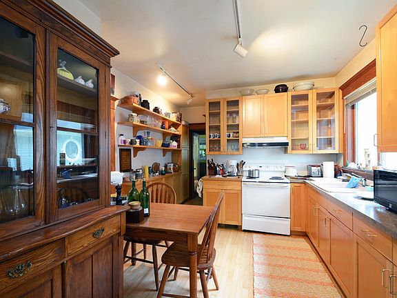 2nd image of 122 Arthur Ave SE