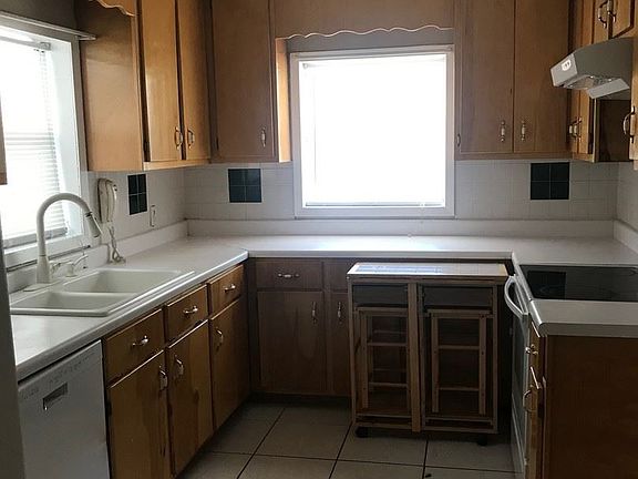 5th image of 210 E Highland Dr