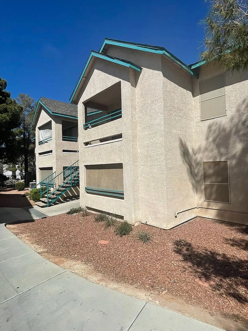 Captivating and Impeccable 3 Bedroom, 2 Bathroom in gated community — Photo 1