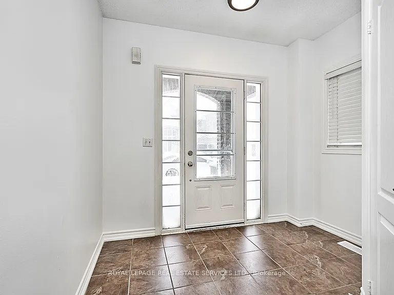 4227 Cole Cres — Photo 3