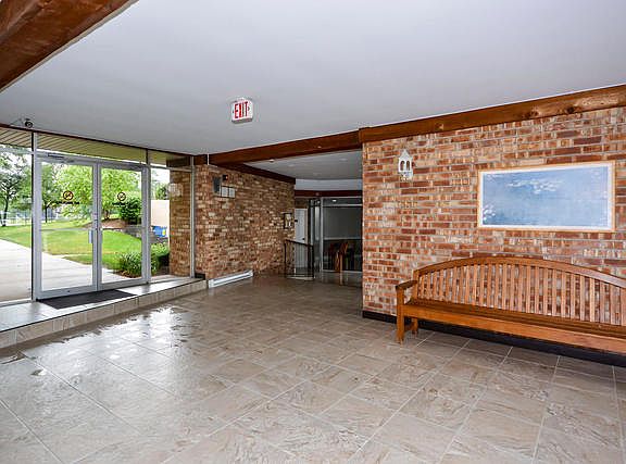 3rd image of 1101 S Hunt Club Dr APT 402