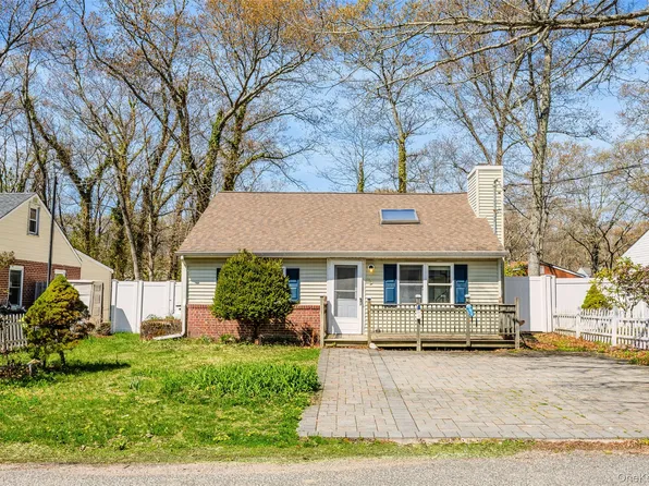 92 Wauwepex Trail, Ridge, NY 11961
