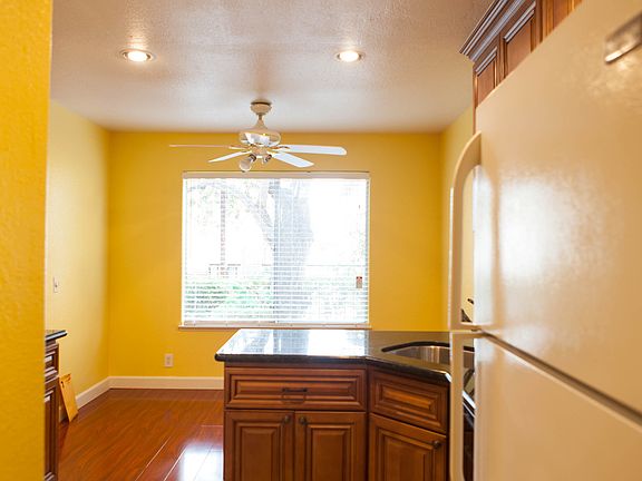 3rd image of 2547 Easton Ln APT 19