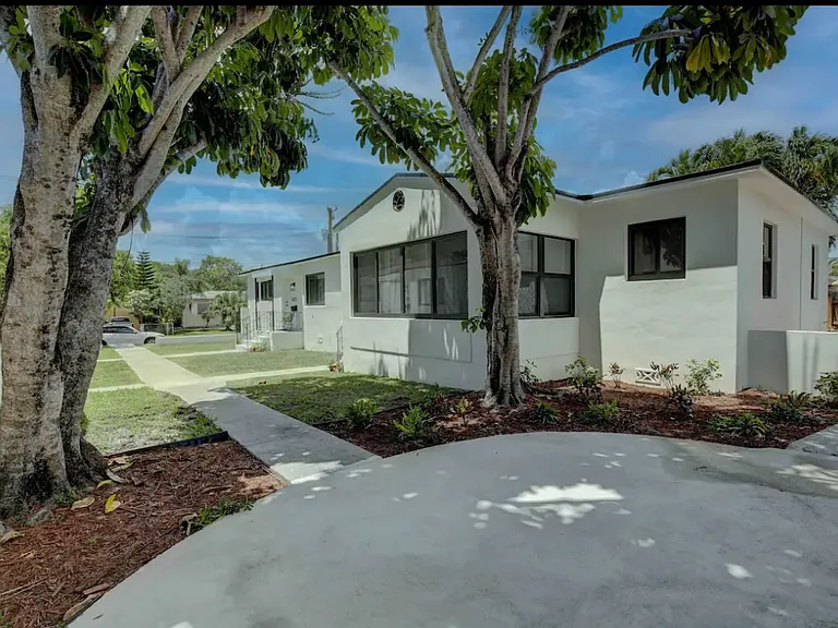 2127 SW 19th Ter — Photo 13
