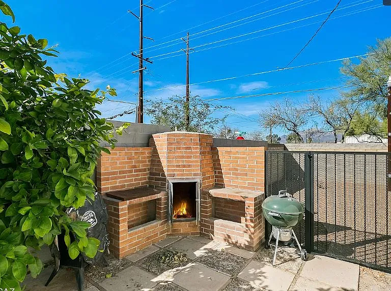 3402 E Kleindale Rd — Photo 8