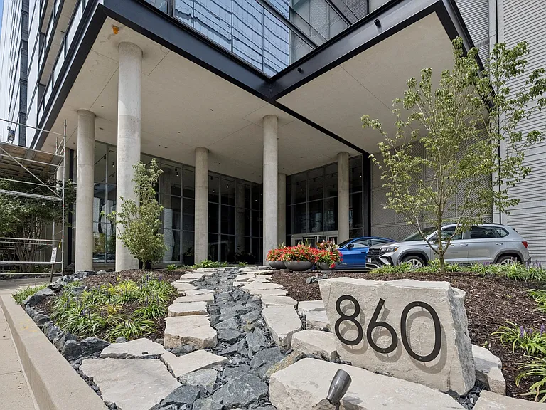 860 W Blackhawk St #1808 — Photo 2