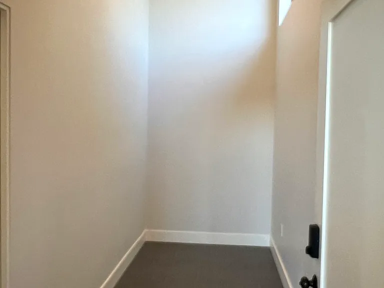 Mudroom (between lounge and garage)