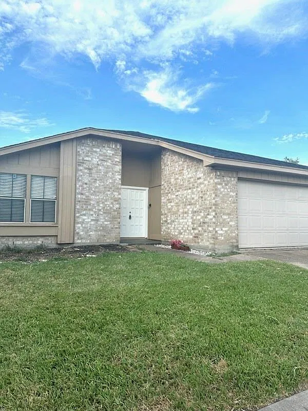 3 bed, 2.0 bath, 1676 sqft, $1,800 — Photo 1