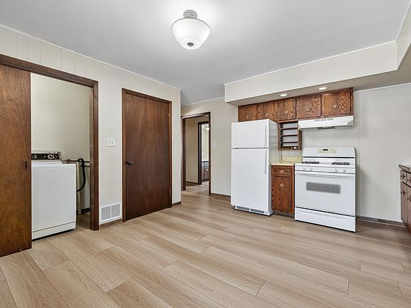 4th image of 221 N 1st St