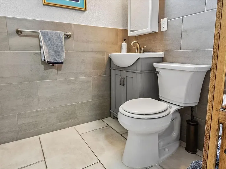 7056 Alan Dr — Photo 17