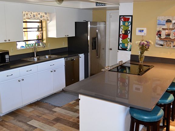 Kitchen w/quartz countertops