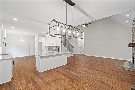 5th image of 105 Locust St
