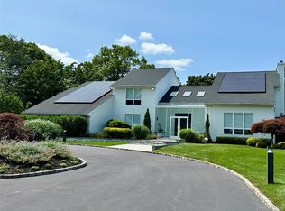 5 Meadow Gate W, Saint James, NY 11780