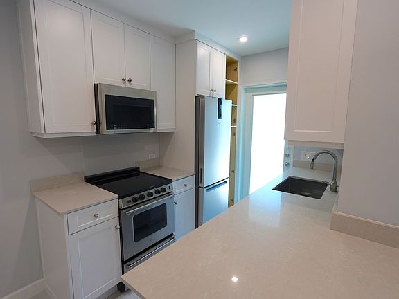 4th image of 631 NE 17th Way #3